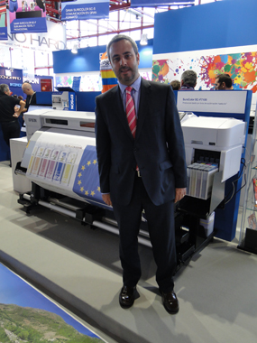 scar Visua Rubin de Celis, nuevo director de la Divisin de Gran Formato de Epson Ibrica, en el stand de la compaa en C!Print...