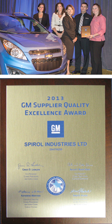 Los representantes de General Motors entregando el Premio de Excelencia de Calidad a Dowie Sarah, gerente de calidad y Chris Stanton...