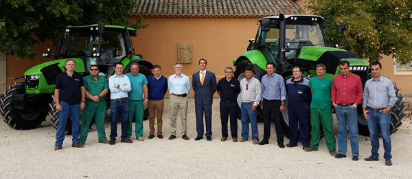 Entrega de tractores en la Finca La Dehesa de los Llanos (Albacete)