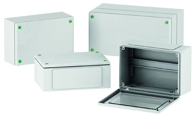 La gama de cajas industriales se complementa con accesorios como bloques de terminales y componentes de montaje