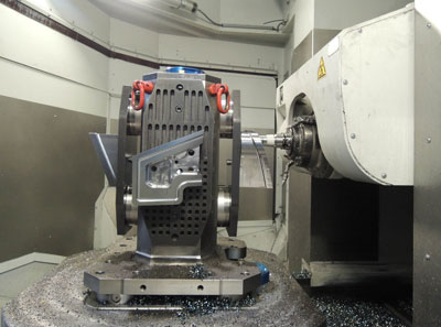 GF Machining Solutions ha adaptado las dos Mikron HPM 1350U a los procesos de mecanizado en seco estndar de BMW. Foto: GF...