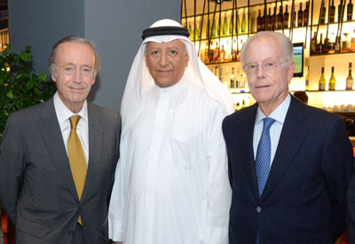 De izquierda a derecha: Miguel A. Torres, presidente de Bodegas Torres, Abdulla Mohammed Juma, vicepresidente de BMMI, y Juan M...