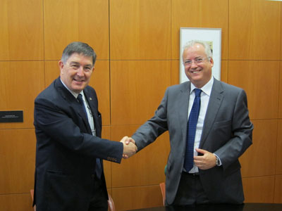 De izquierda a derecha: Josep Antn Ferr y Manuel Fernndez durante la firma del convenio