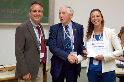 Ron Jones, profesor emrito de la Universidad de Liverpool y socio honorario de la AVA, entrega el premio a los profesores Redondo y Gil...