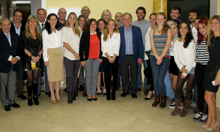 Al finalizar el acto, alumnos, profesores, colaboradores y autoridades del COVM y la UCM, posan satisfechos en la tradiconal foto de familia...