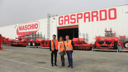 Nicola Franco, director comercial de Maschio-Gaspardo en Espaa y Portugal, acompaado de trabajadores del Grupo en la factora Maschio...