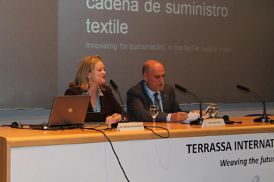 Gwendolyn Hustvedt y Joan Roca, durante la conferencia plenaria