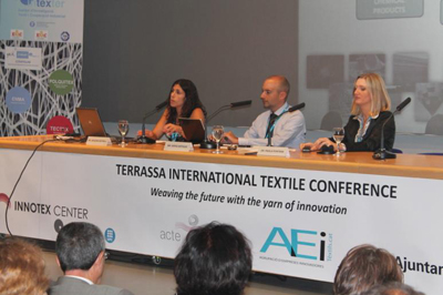 Ariadna Detrell (izda.) y Paola Fontana durante su presentacin, junto con el moderador, Sergi Artigas