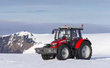 El tractor MF 5600 que se utilizar para la Expedicin 'Antarctica 2014'