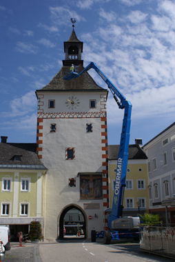 La Genie ZX-135/70 ha restaurado la pintura de la torre sur de la ciudad medieval amurallada de Vcklabruck, en la regin de Alta Austria...