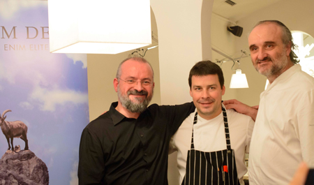 Jos Luis Tod, gerente de Donum Deus, con los chefs Sergi de Mei y Jeroni Castell (Restaurante Les Moles...