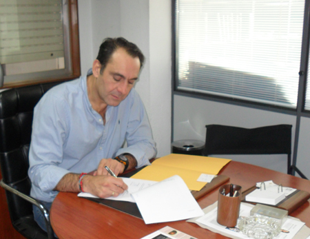 Ricardo Garca, presidente de Afemma, firmando el acuerdo de colaboracin