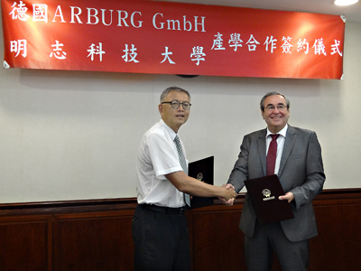 Helmut Heinson, director de Ventas de Arburg, y Liu Zu Hua, presidente de la Universidad Ming Chi, tras la firma del acuerdo...
