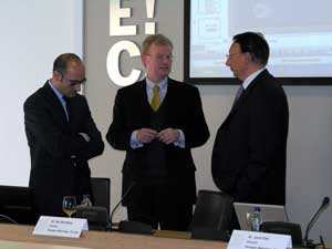 Per Holmberg, (centro) Director Europeo de Hexagon Metrology, acompaado por Jordi Edo (derecha), Director de la filial espaola, y Toni Escudero...
