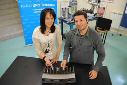 Los investigadores Jasmina Casals-Terr y Josep Farr-Llads, del grupo de investigacin MicrotechLab del Campus de la UPC en Terrassa (Barcelona)...