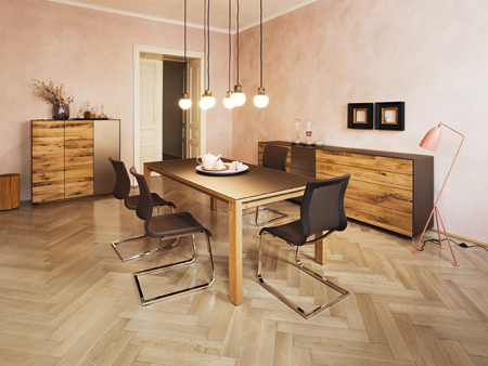 Muebles de madera natural, fabricados por la firma austriaca Team 7 con la ms moderna tecnologa del Grupo Homag