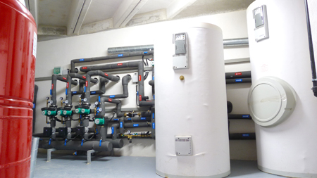 Las dos salas de calderas centralizadas atienden tanto a la climatizacin de las viviendas como al suministro de agua caliente de las mismas...