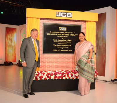 El presidente de JCB, Lord Bamford, y la primera ministra de Rajasn, Vasundhara Raje, durante la inauguracin oficial de las dos nuevas plantas...