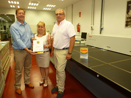 Gilles Corb, key account manager packaging commercial Imaging Kodak Iberia entrega a Mara Teresa la certificacin de Kodak...