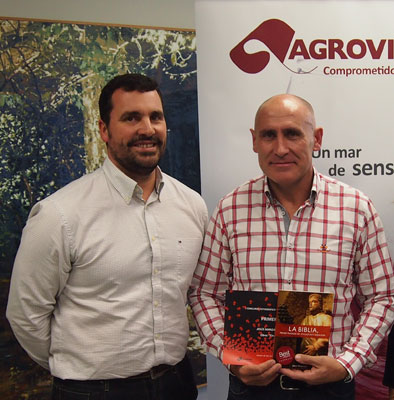 Jess Manzaneque (dcha.) recogiendo el premio de manos de Juan Alberto Iniesta, director de Marketing de Agrovin