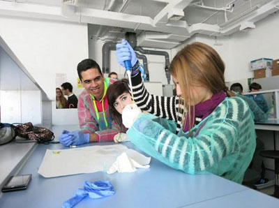 Alumnos de secundaria durante la segunda sesin Biotechnofarm en Cdiz