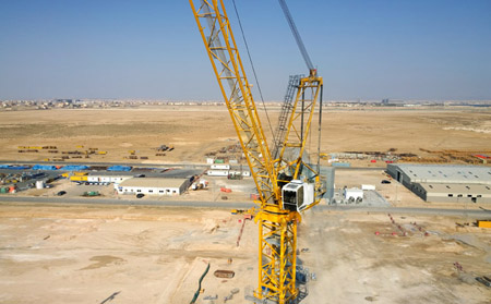 La gra de pluma articulada de Liebherr crece con la obra hasta alcanzar una altura de unos 1.000 metros