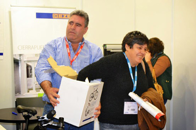 ngel Sanz, presidente de Grupo Cerrajero, ayuda a una 'mano inocente' a extraer la papeleta ganadora