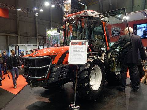 El Tony 9800 TR es un tractor totalmente nuevo en la gama de reversibles con transmisin hidrosttico-mecnica de Antonio Carraro...