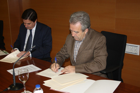 El consejero de Agricultura y Agua de la Comunidad y el director de Operaciones de Aenor firman un convenio de colaboracin en materia de huella de...