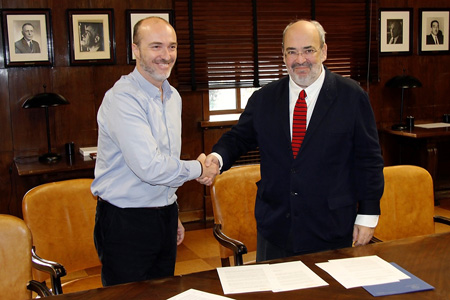 Firma del convenio entre igo Badia Collada, director de Saint-Gobain Ecophon, y Luis Maldonado Ramos, director de la ETSAM-UPM...