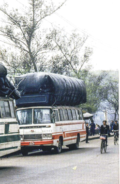 En China en 1980, autobuses con depsito de gas metano a baja presin en el techo del autobs