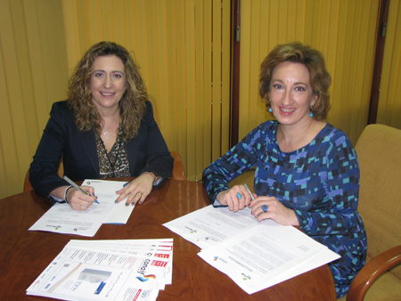 Ana Mara Garca Gasc y Blanca de Arteche Villa firmando el acuerdo