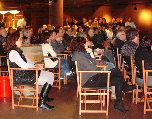 La campaa consiste en un display humanoide donde se puede ver a un ferretero al que le acompaan ocho cajetines con informacin y consejos ltiles...