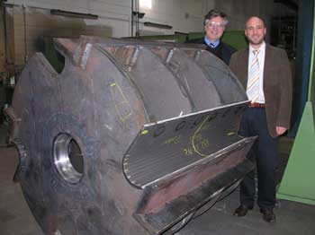 Harmut Pallmann and Carlos Gmez, Project Manager for Spain, Portugal and Latin America, with a rotor