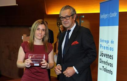 Naiara Villanueva con Luis Conde despus de recoger el premio Seeliger y Conde 2014