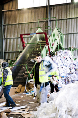 Neumticos Brawler montados en uno de los cargadores de Kal Tire, trabajando en una planta de tratamiento de residuos en Derbyshire, Inglaterra...