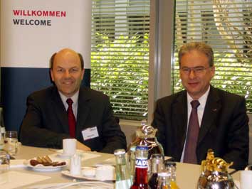 De izquierda a derecha, Hans-Joachim Kogelnik, responsable de la Unidad de negocio de Estirenos a nivel mundial y Ulrich Koemm...
