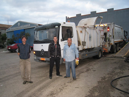 Personal encargado de la recogida de residuos en Argostoli (Grecia)
