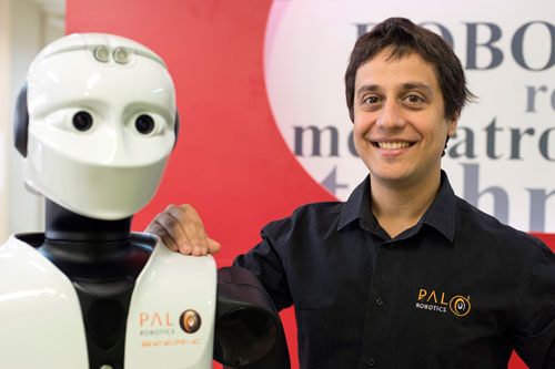PAL Robotics CEO, Francesco Ferro con uno de sus robots de vanguardia, humanoides innovadores