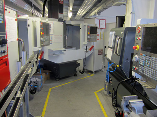 La configuracin de la clula estudiada en la Universidad cuenta con dos centros de mecanizado Haas Super Mini Mill 2 CNC y un torno Haas SL-10 CNC...