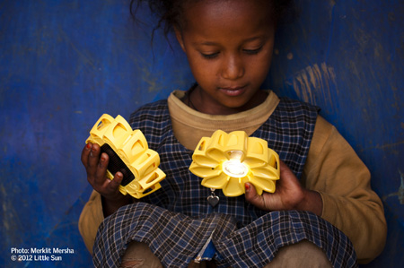 Little Sun, experto fabricante de soluciones de iluminacin sostenible para comunidades sin red elctrica, es el socio perfecto para Velux...