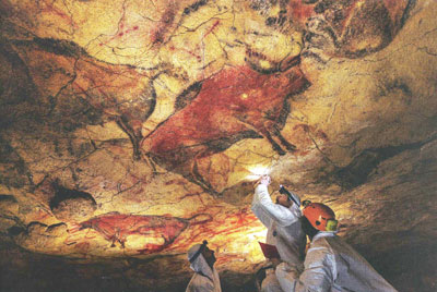 F1. Sala de los Polcromos de Altamira, con un magnfico bvido, el arte de las cavernas. Unos cientficos toman muestras para su datacin...