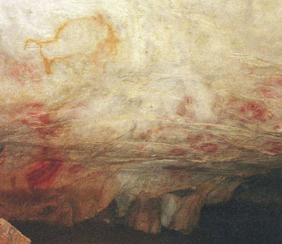 F5. El Panel de las Manos en el techo de la cueva de El Castillo, cercana a Altamira. A la derecha se ven la sombra de 3 manos, con 37.300 aos...
