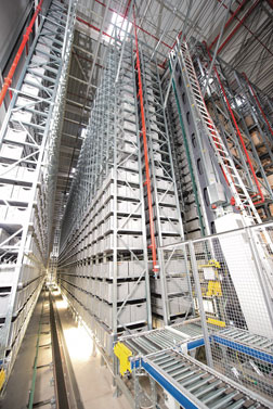 Almacn miniload automtico con aproximadamente 15.500 ubicaciones de contenedores para todos los componentes pequeos de alta y media rotacin...