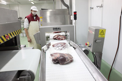 El proceso de acabado de la carne incluye tratamientos para su conservacin y envasado