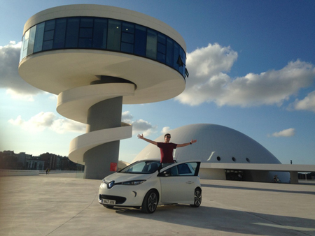 Pau Garca-Mil con su Renault Zoe en el Centro Niemeyer en Avils (Asturias)