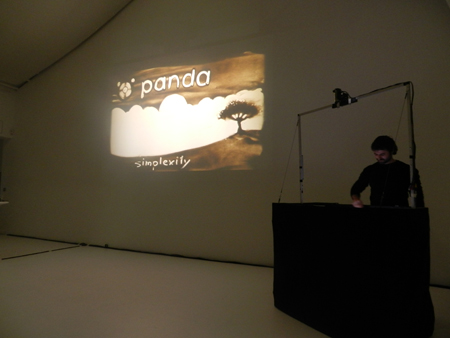 Actuacin de Felipe Mejas en la presentacin de Panda Simplexity