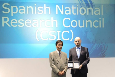 Javier Maira, del CSIC, recoge el premio Business Matching Award. Foto: CSIC