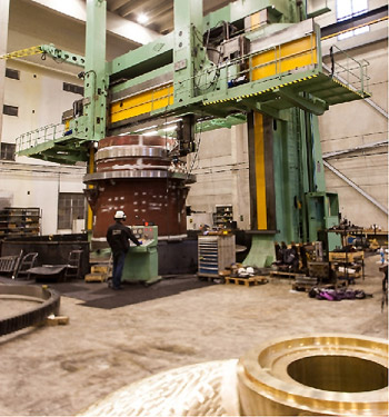 Roscando una brida de una pieza de gran tamao (4.000 mm de dimetro, 4.600 mm de alto y 50 toneladas)