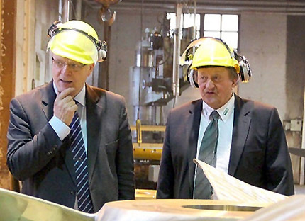 Teuvo Joensuu (a la derecha) junto al Ministro de Trabajo finlands, el Sr. Lauri Ihalainen, en la visita de la fbrica en Turenki...
